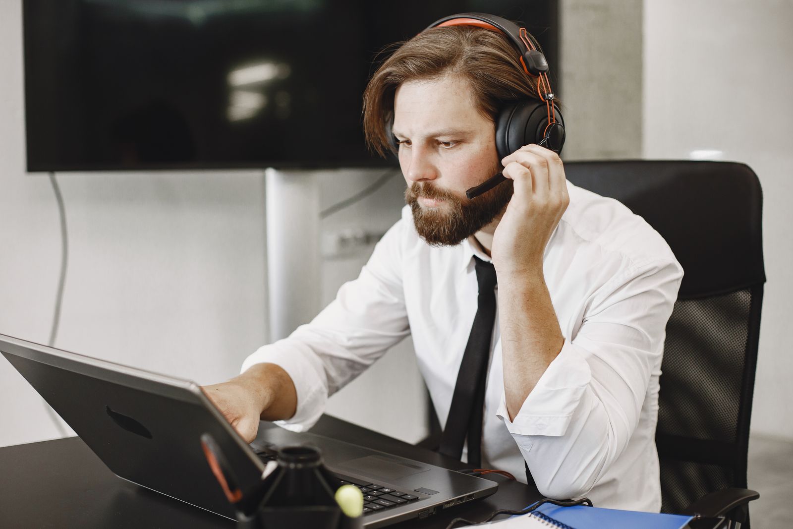 Un professionnel équipé d’un casque assure une assistance à distance.