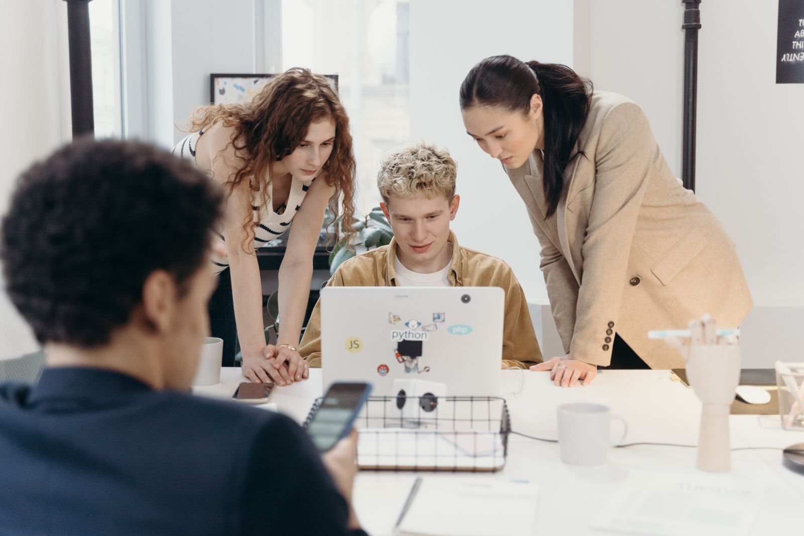Des professionnels travaillent ensemble autour d’un ordinateur portable.