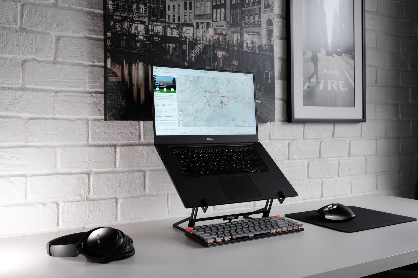 Ordinateur portable Dell installé sur un bureau avec clavier, souris et casque.