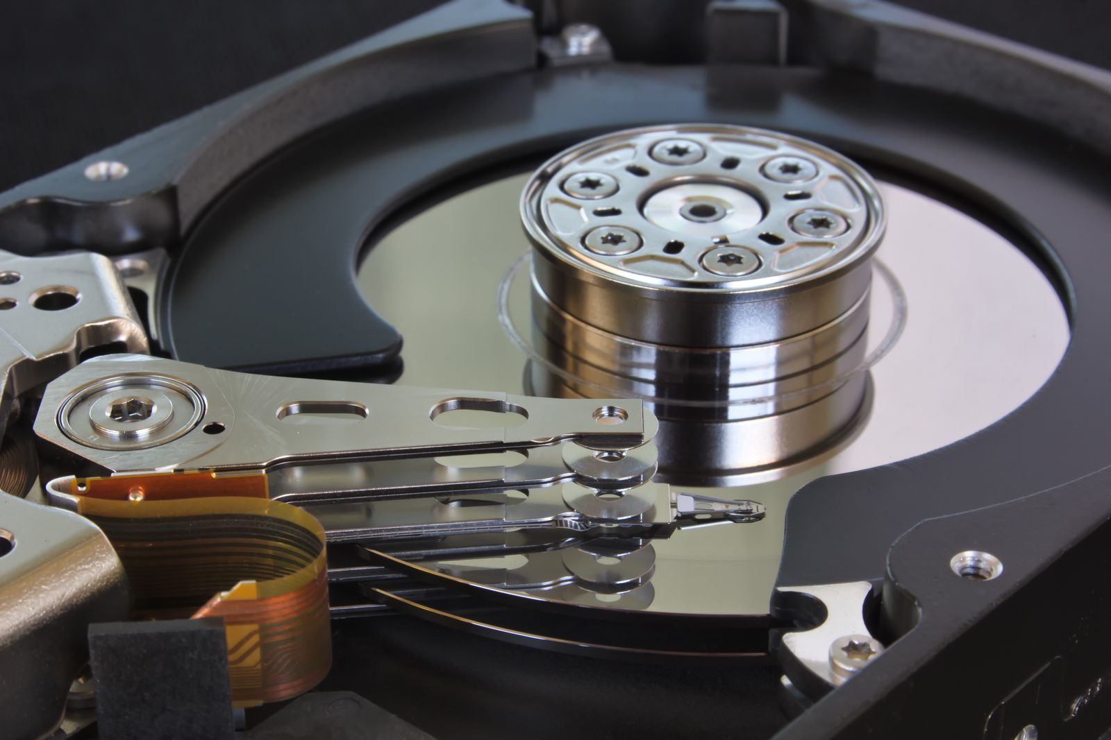 Vue rapprochée des plateaux et du mécanisme d’un disque dur.