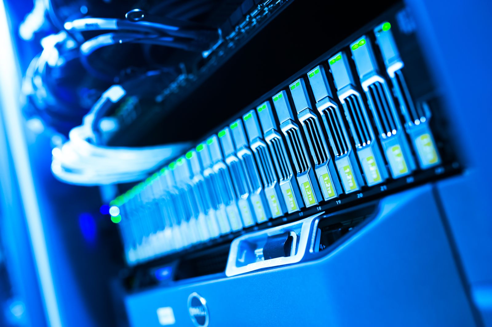 Baies de stockage d’un serveur informatique professionnel.